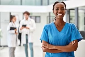 穿着蓝色工作服的美丽的非裔护士